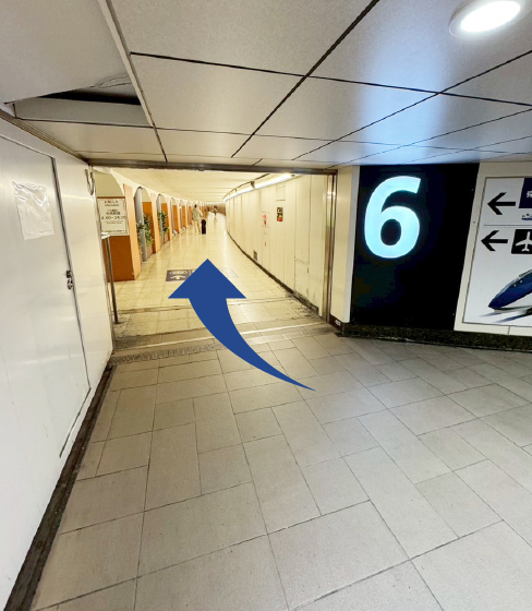 銀座線京成線方面改札を出て左折し、通路6へ進む