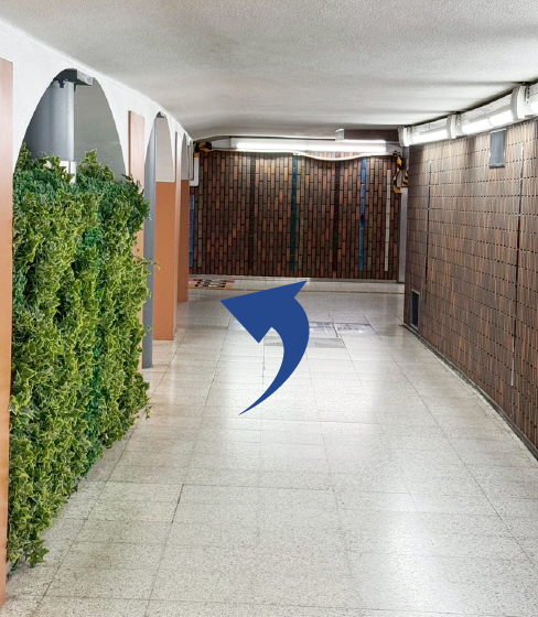 突き当たりを左へ進む