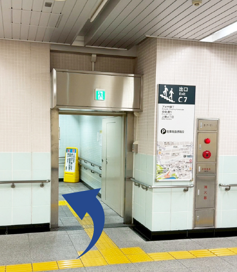 ⑥出口C7階段を上る