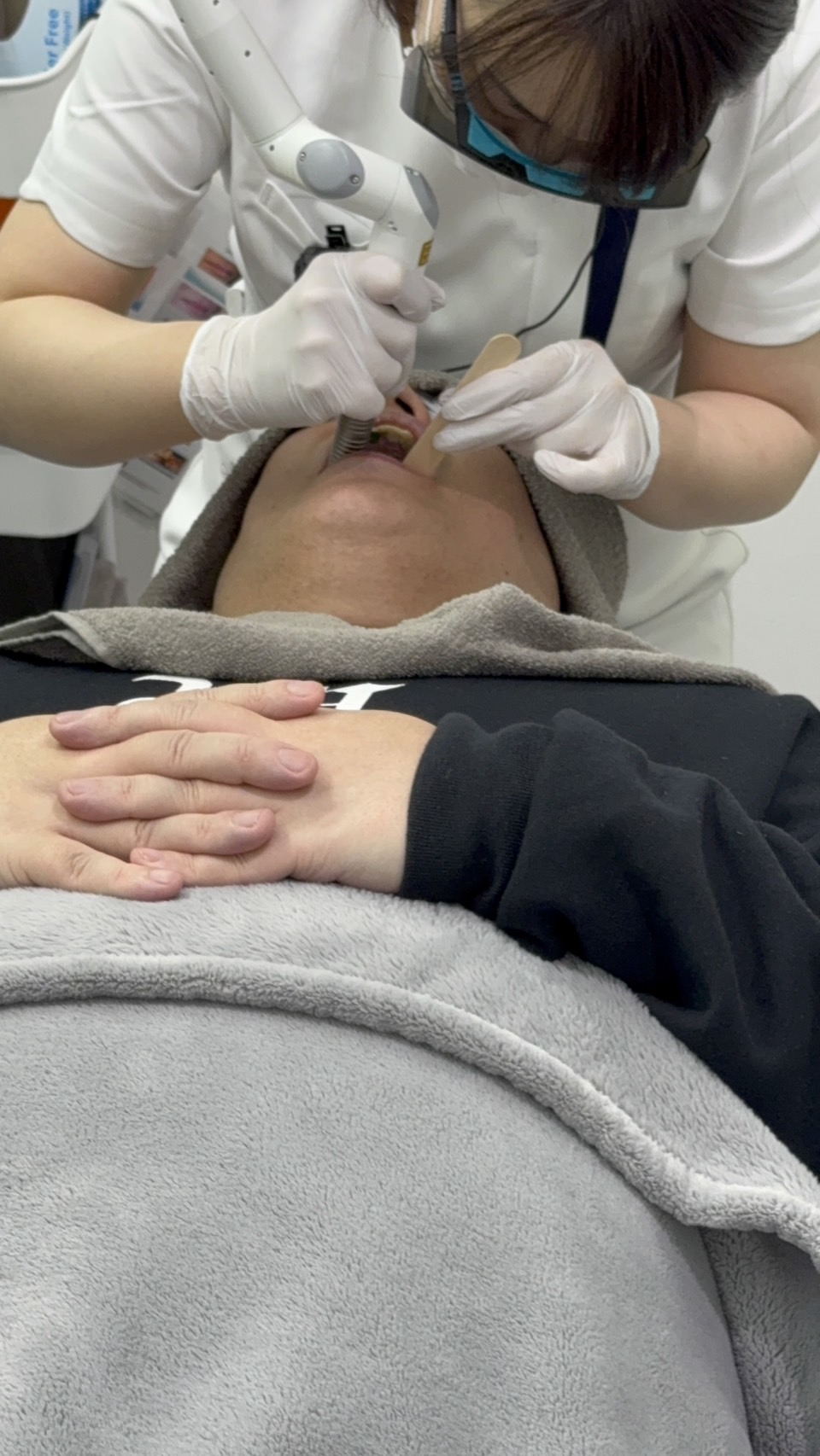 レーザー治療(Dual Deep Thermia)パピヨンさんへ照射