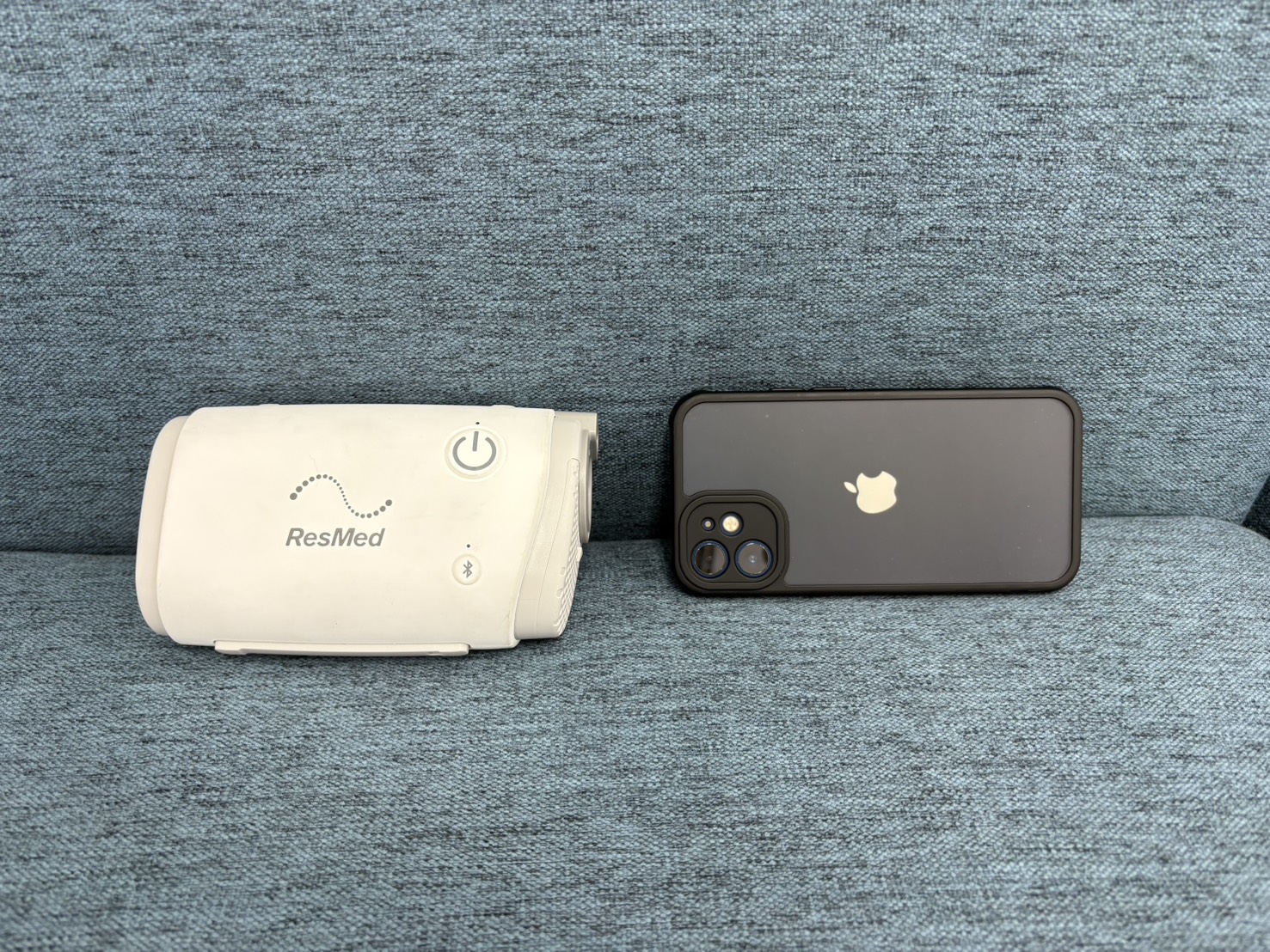 AirMiniとiPhoneのサイズ比較