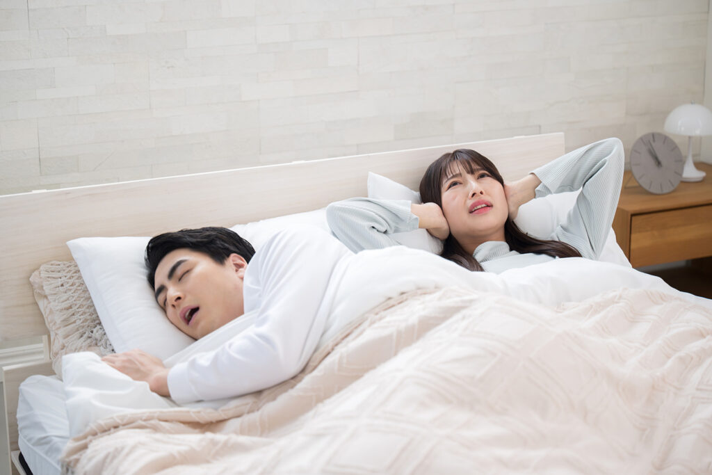 睡眠中の寝言　いびき